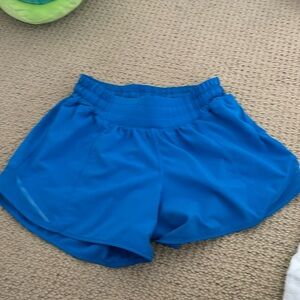 LIKE NEW Lululemon hotty hot shorts size 4